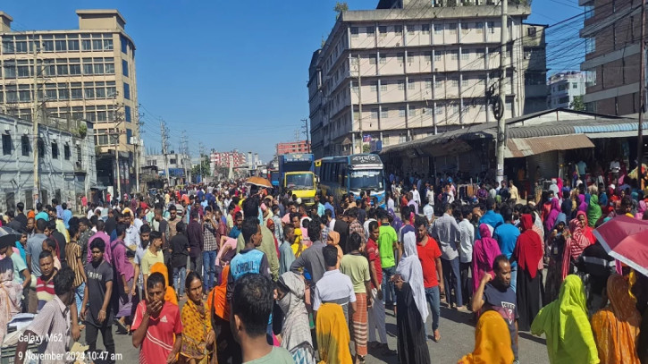 ঢাকা-ময়মনসিংহ মহাসড়ক অবরোধ করে বিক্ষোভ করছেন পোশাক শ্রমিকরা