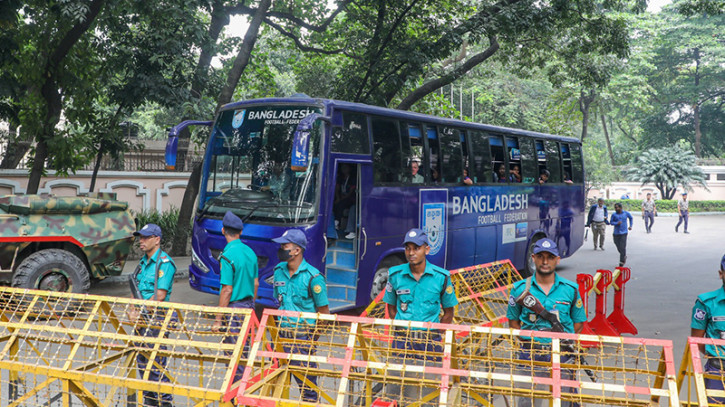 সতর্ক অবস্থানে আইনশৃঙ্খলা বাহিনী