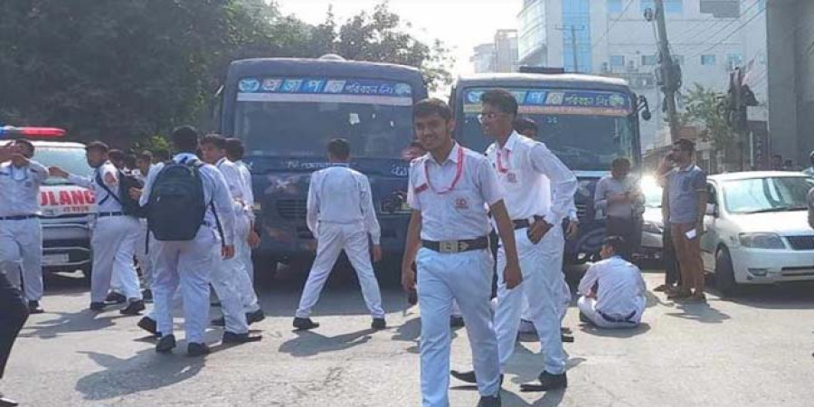 "Students block Mirpur Road - Photo - Internet"