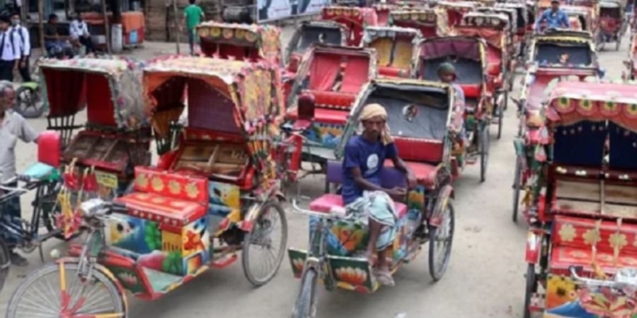 Battery-powered rickshaws are often parked haphazardly across entire roads, causing severe traffic congestion. Photo: Collected