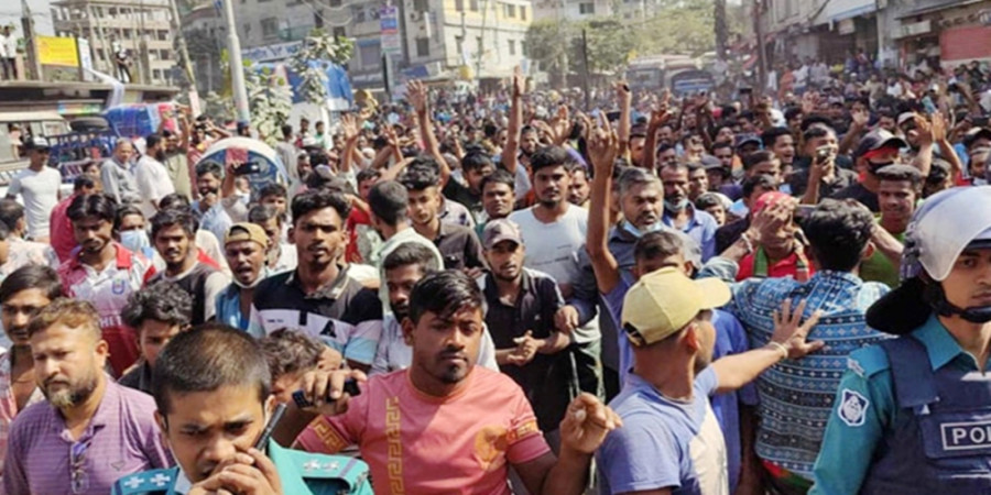 Clash Between Police and Auto-Rickshaw Drivers in Dhaka Leaves 2 Officers Injured. Photo: Collected