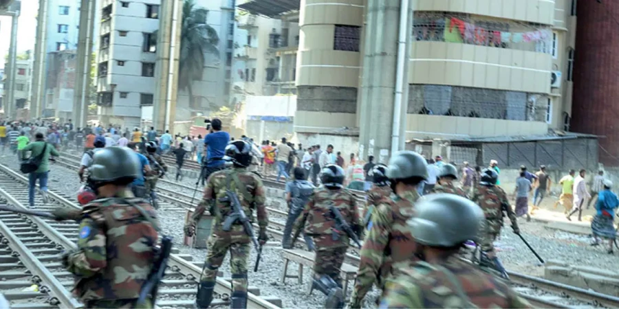 "Army Chases Away Rickshaw Drivers. Photo: Collected"