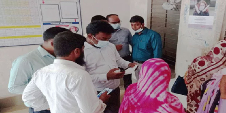 Pharmaceutical company representatives are taking pictures of prescriptions at the hospital. Photo: Collected