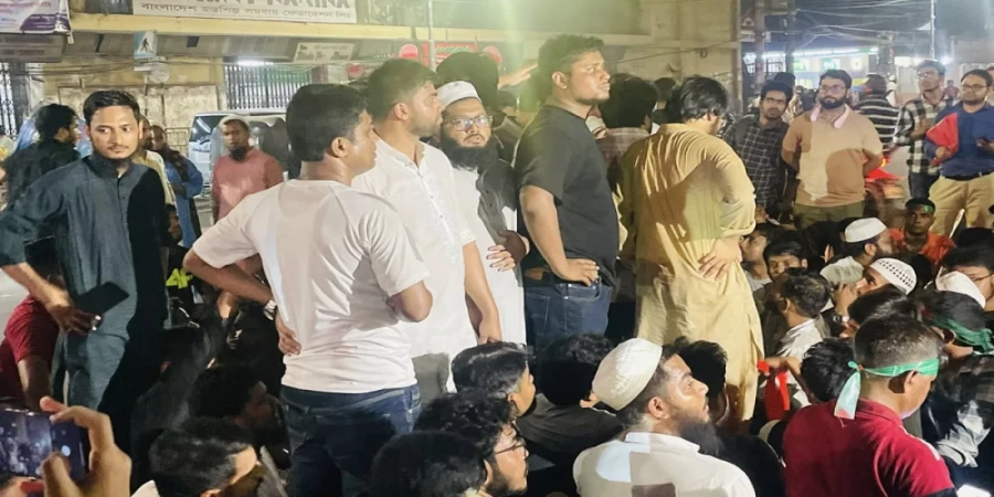 Students and Citizens Stage Sit-in Demanding Ban on Awami League Photo: Collected